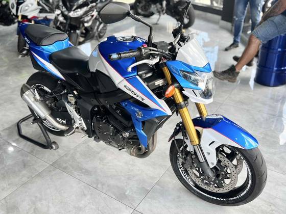 SUZUKI GSR 750 